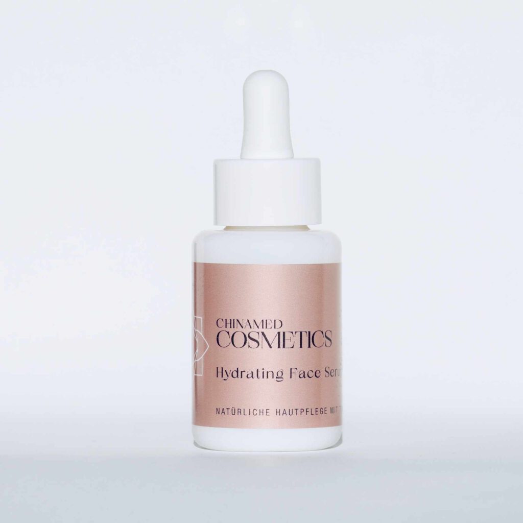 Fläschchen mit Gesichtsserum von Chinamed Cosmetics
