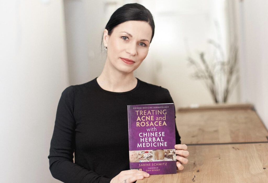 Gründerin Sabine Schmitz mit Rosazea Buch