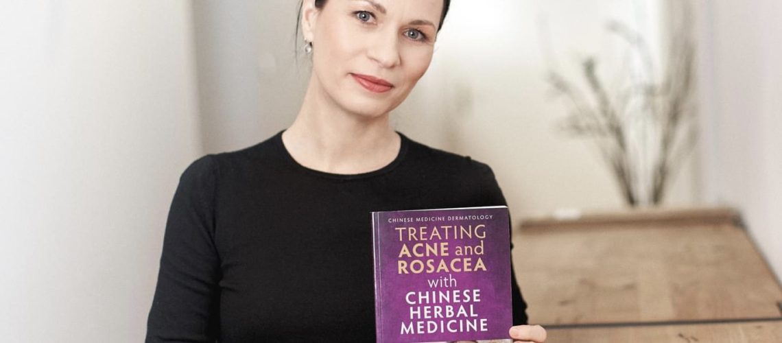 Gründerin Sabine Schmitz mit Rosazea Buch